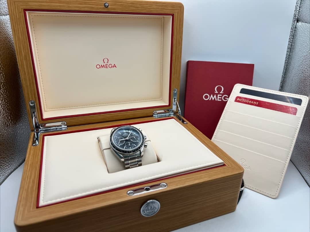 7236f3d5-c745-4b2c-8c01-3cf4c9ef6da6.jpeg Omega speedmaster Racing 40mm Acier/Acier Montre Chronographe 326.30.40.50.01.001 - Image 1