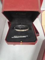 Bracelet Cartier Love Modèle Classique 4 Diamants Or Blanc Taille 17 - Image 9