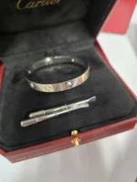 Bracelet Cartier Love Modèle Classique 4 Diamants Or Blanc Taille 17 - Image 3