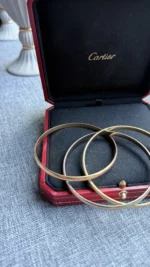 Bracelet jonc Cartier Trinity Tricolore en or 18 carats, modèle classique - Image 7