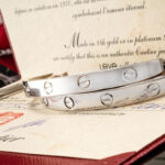 Bracelet jonc Cartier Love, nouveau modèle en or blanc 18 carats, taille 17