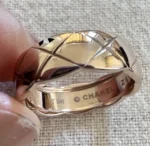 Bague Chanel Coco Crush matelassée en or rose 18 carats beige, taille 56, presque neuve - Image 7