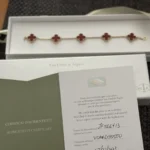 Van Cleef & Arpels : Bracelet Alhambra Vintage en or jaune 18 carats et cornaline à 5 motifs