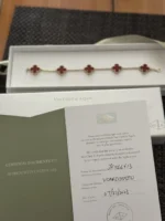 Van Cleef & Arpels : Bracelet Alhambra Vintage en or jaune 18 carats et cornaline à 5 motifs