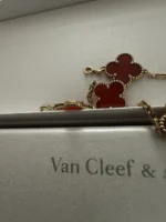 Van Cleef & Arpels : Bracelet Alhambra Vintage en or jaune 18 carats et cornaline à 5 motifs - Image 2