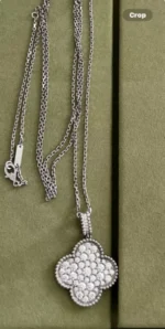 Collier long motif Magic Alhambra 1 de Van Cleef & Arpels en or blanc et diamants - Image 10