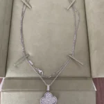 Collier long motif Magic Alhambra 1 de Van Cleef & Arpels en or blanc et diamants