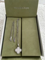 Collier long motif Magic Alhambra 1 de Van Cleef & Arpels en or blanc et diamants - Image 9