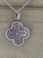 Collier long motif Magic Alhambra 1 de Van Cleef & Arpels en or blanc et diamants - Image 6