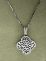 Collier long motif Magic Alhambra 1 de Van Cleef & Arpels en or blanc et diamants - Image 3