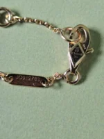 Collier et bracelet Van Cleef & Arpels Mini Alhambra rouge