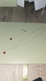 Collier et bracelet Van Cleef & Arpels Mini Alhambra rouge - Image 3