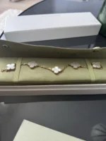 Bracelet Van Cleef & Arpels en nacre vintage Alhambra 5 motifs 19 cm - Image 6