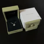 Collier pendentif en or blanc Van Cleef & Arpels Sweet Alhambra