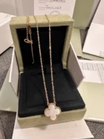 Ensemble complet de pendentifs Van Cleef & Arpels Vintage Alhambra en or jaune 18 carats - Image 5