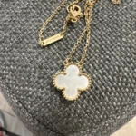 Ensemble complet de pendentifs Van Cleef & Arpels Vintage Alhambra en or jaune 18 carats - Image 6