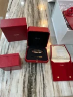 bracelet love cartier en or rose taille 17